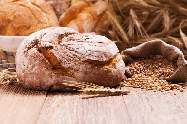 Zusammensetzung Von Frischem Brot Getreide Und Getreide Auf Holzbrettern — Stockfoto