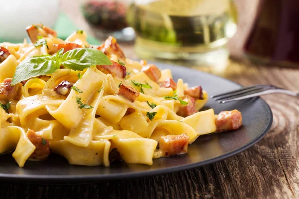 Makarna Carbonara Sosis Fesleğen Peynir Ile — Stok fotoğraf