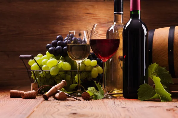 Glas Rött Och Vitt Vin Serveras Med Druvor Trä Bakgrund — Stockfoto