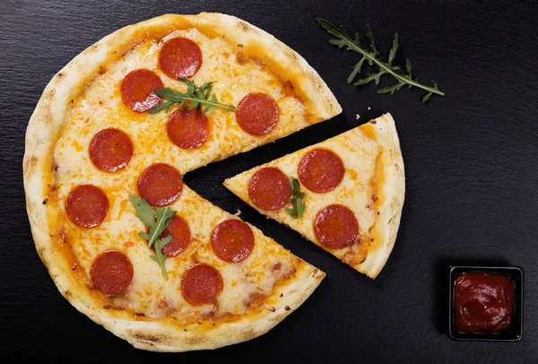 Pizza Peperoni Pietra Prova Nera Con Rucola Mozzarella — Foto Stock