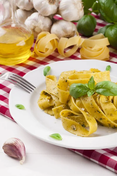 Makaron Tagiatelle Pesto Biały Woodboard — Zdjęcie stockowe