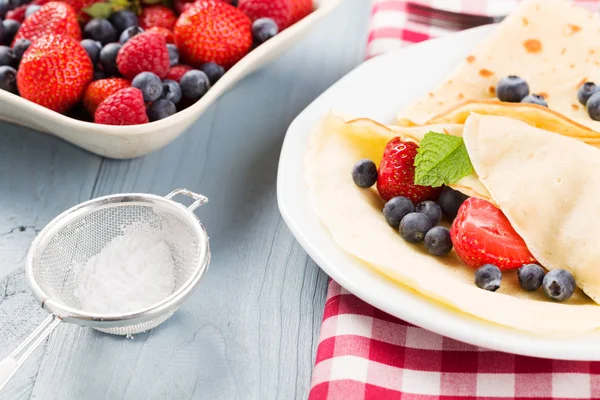 Deliciosos Panqueques Con Frambuesas Arándanos Fresas Espolvoreado Con Azúcar Polvo — Foto de Stock