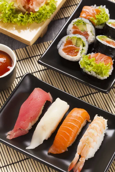 Composizione Del Sushi Nigiri Con Tonno Salmone Gamberetti Butterfish Riso — Foto Stock