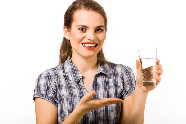 Μια Νεαρή Γυναίκα Ένα Ποτήρι Του Μεταλλικού Νερού Λευκό Φόντο — Φωτογραφία Αρχείου