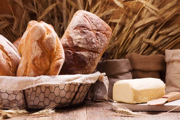 Zusammensetzung Von Frischem Brot Getreide Und Getreide Auf Holzbrettern — Stockfoto