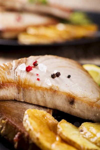 Gegrilltes Thunfischsteak Auf Spargel Mit Gebratenem Zmieniakami Auf Einem Schwarzen — Stockfoto