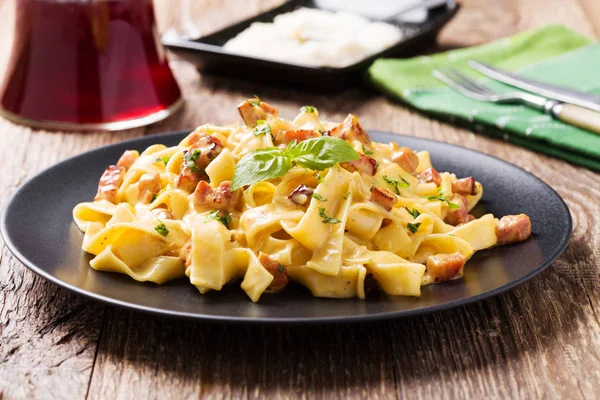 Pasta Carbonara Mit Speck Basilikum Und Käse — Stockfoto