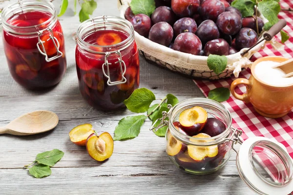 Domácí Švestkový Kompot Dřevěné Desce — Stock fotografie