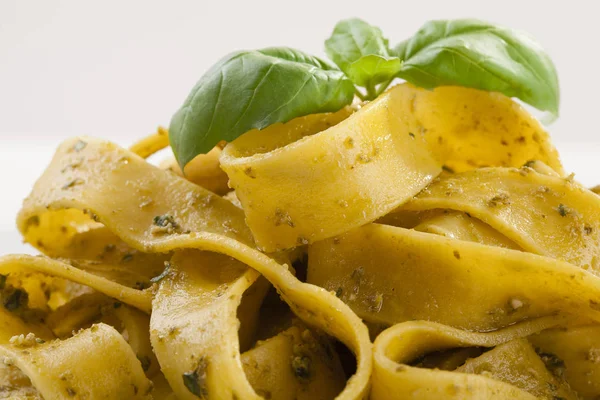 Tagiatelle Pasta Con Pesto Sobre Madera Blanca —  Fotos de Stock