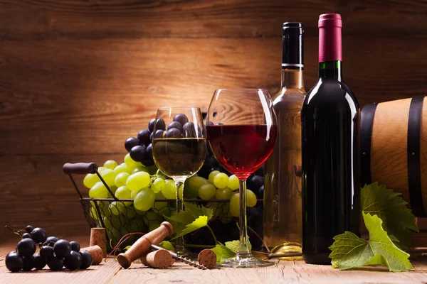 Copos Vinho Tinto Branco Servidos Com Uvas Sobre Fundo Madeira — Fotografia de Stock