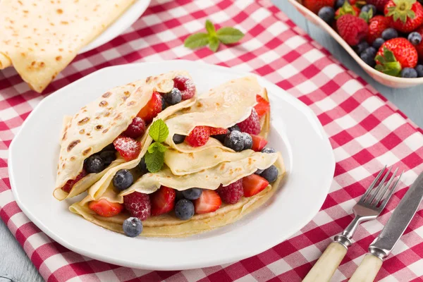 Deliciosos Panqueques Con Frambuesas Arándanos Fresas Espolvoreado Con Azúcar Polvo — Foto de Stock