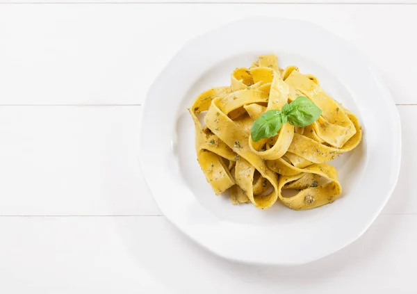 Tagiatelle Pasta Con Pesto Sobre Madera Blanca —  Fotos de Stock