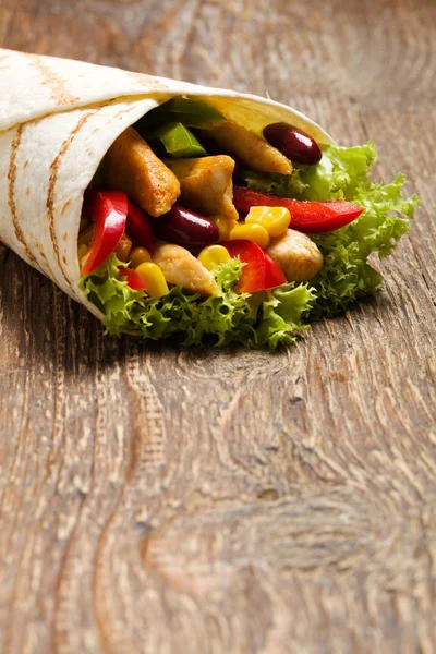 Burritos Wraps Mit Huhn Bohnen Und Gemüse Auf Holzplatte — Stockfoto