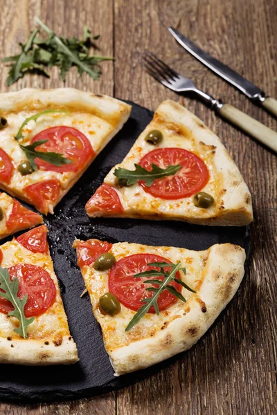 Pizza Vegetariana Prato Pedra Preto Tentar Com Tomates Frescos Azeitonas — Fotografia de Stock