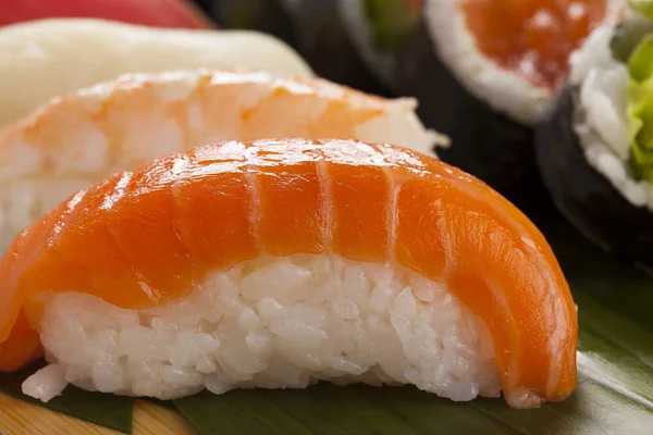 用金枪鱼 白鱼配米的黑鱼寿司的组成 — 图库照片