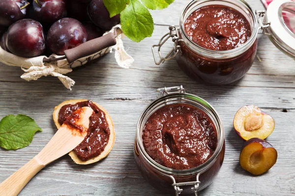 Ev yapımı erik reçeli ahşap tahta üzerinde