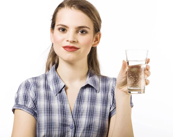 Μια Νεαρή Γυναίκα Ένα Ποτήρι Του Μεταλλικού Νερού Λευκό Φόντο — Φωτογραφία Αρχείου