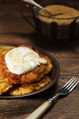 Ekşi krema ve kahverengi şeker ile ev yapımı patates gözlemesi servis 