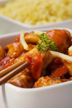 Hamuru tatlı ve ekşi soslu kızarmış tavuk parçaları