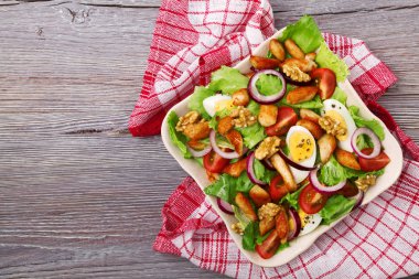 Tavuk, fındık, yumurta ve sebzeli lezzetli salata..