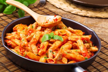 Kavrulmuş Tavuk domates soslu Penne