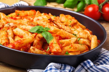 Kavrulmuş Tavuk domates soslu Penne