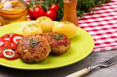 Taze, ev yapımı köfte, domates salatası ve yeni pota ile servis edilir