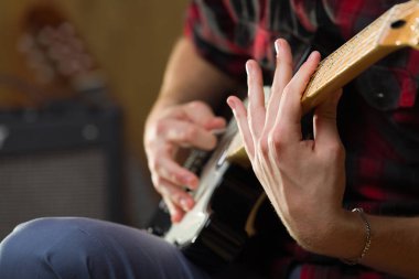 Elektro gitar çalan genç adam..