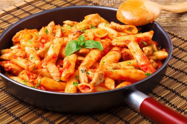 Kavrulmuş Tavuk domates soslu Penne