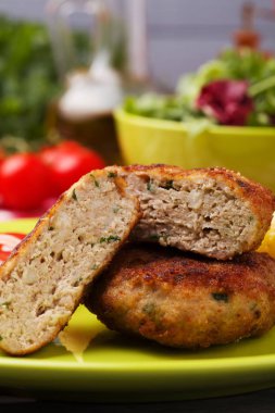 Taze, ev yapımı köfte, domates salatası ve yeni pota ile servis edilir