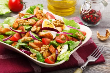 Tavuk, fındık, yumurta ve sebzeli lezzetli salata..