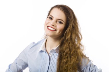 Güzel bir gülümseyen genç kadın portresi bir mavi giyinmiş sh