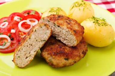 Taze, ev yapımı köfte, domates salatası ve yeni pota ile servis edilir