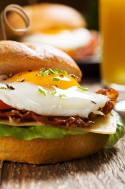Kızarmış yumurta, pastırma, peynir ve sebzeli sandviç..