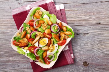 Tavuk, fındık, yumurta ve sebzeli lezzetli salata..