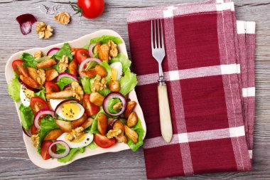 Tavuk, fındık, yumurta ve sebzeli lezzetli salata..