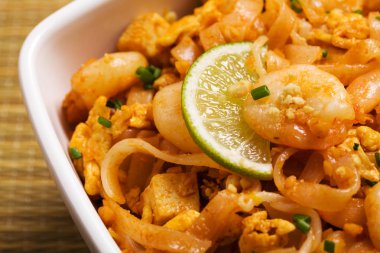 Pad Tay dili Tayland'ın Millî yemekleri, tavada kızartılmış Pirinç Noodle 