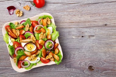 Tavuk, fındık, yumurta ve sebzeli lezzetli salata..