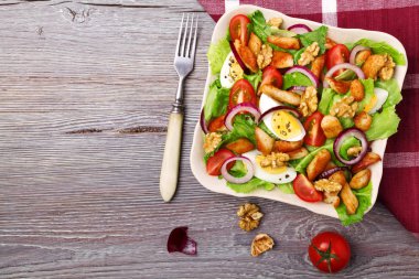 Tavuk, fındık, yumurta ve sebzeli lezzetli salata..