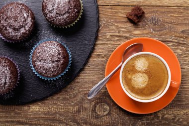 krema şeker bir taş tepsi ile çikolatalı kek hizmet ile bir