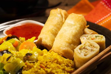 Spring rolls sebze ve pirinç bir plaka üzerinde pişmiş bölümü.