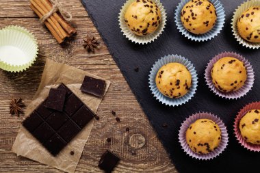 Kek çikolata taş bir tepsi ile