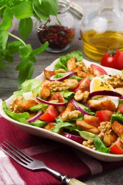 Tavuk, fındık, yumurta ve sebzeli lezzetli salata..