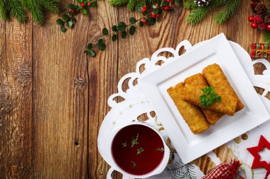 Lahana turşusu ve mantar ile kroket hizmet pancar ile böylece