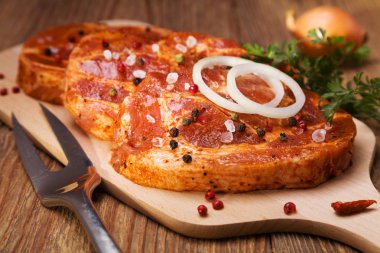 Marine, çiğ domuz ahşap bir masaya kavurma için hazır.