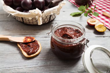 ev yapımı Erik reçeli