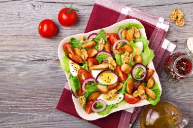 Tavuk, fındık, yumurta ve sebzeli lezzetli salata..
