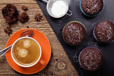 krema şeker bir taş tepsi ile çikolatalı kek hizmet ile bir