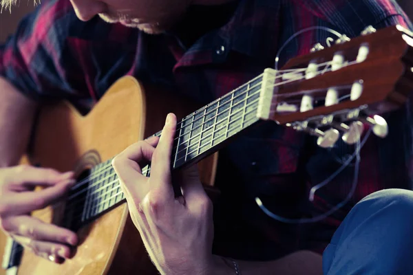 Joven tocando la guitarra acústica durante un concierto. - Vintage co — Foto de Stock