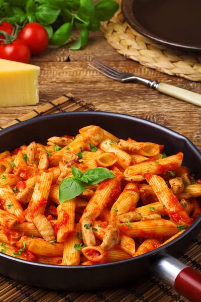 Penne con pollo arrosto in salsa di pomodoro — Foto Stock